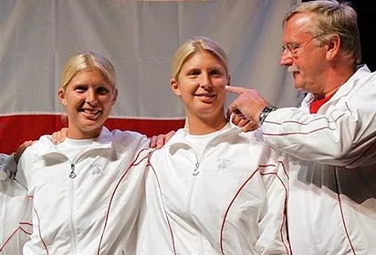 Фото: АР. Слева-направо: Сандра Клеменшиц, Даниэла Клеменшиц и экс-капитан сборной Австрии в Кубке Федерации Альфред Тесар