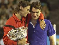 Фото: Imago. Рафаэль Надаль утешает Роджера Федерера после финала АО-2009