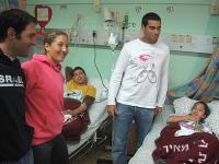 Фото: www.wtatour.ru. Шахар Пеер, Энди Рам и Джонатан Эрлих навестили в больнице детей