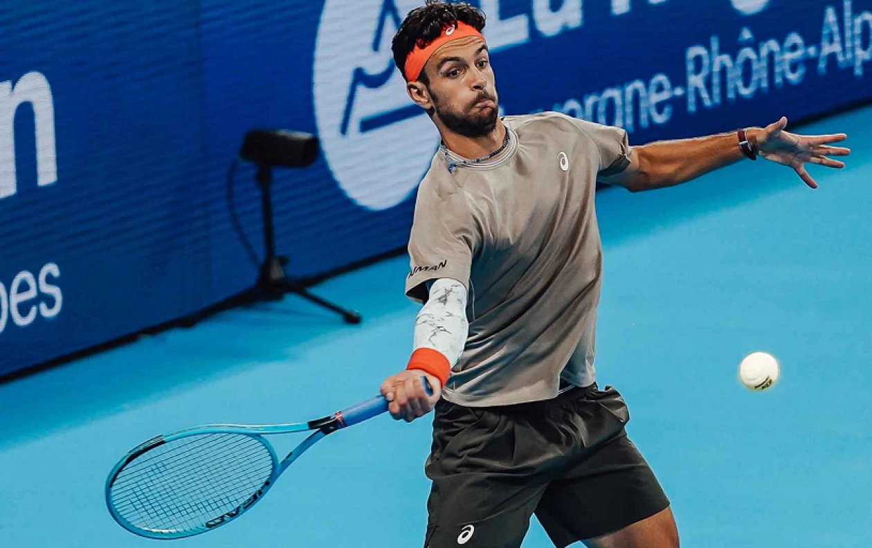 Лион (ATP). Лоренцо Музетти за три с половиной часа обыграл Люка ван Аша в четвертьфинале