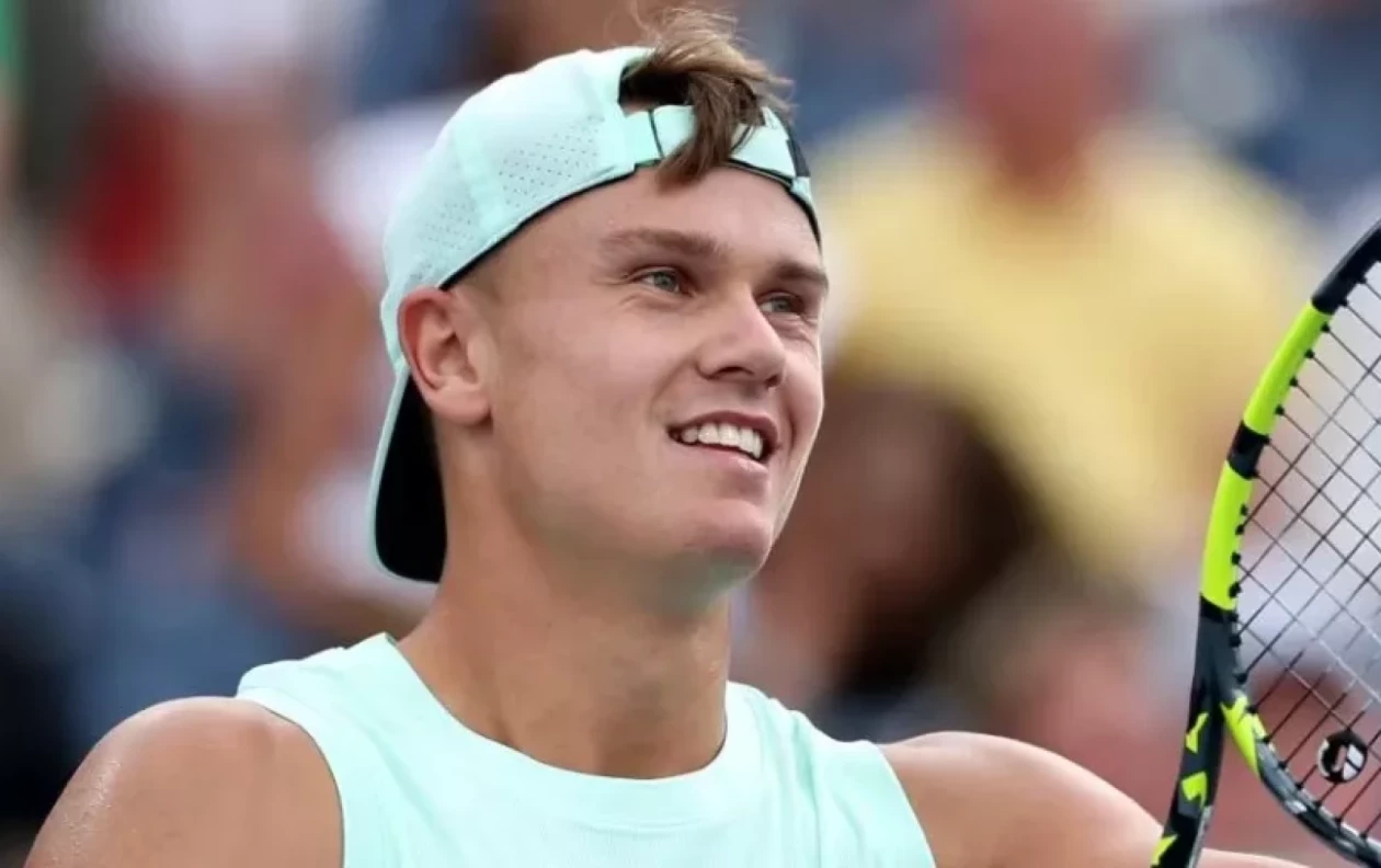 Базель (ATP). Хольгер Руне за два часа прошёл Хуберта Хуркача и вышел в четвертьфинал