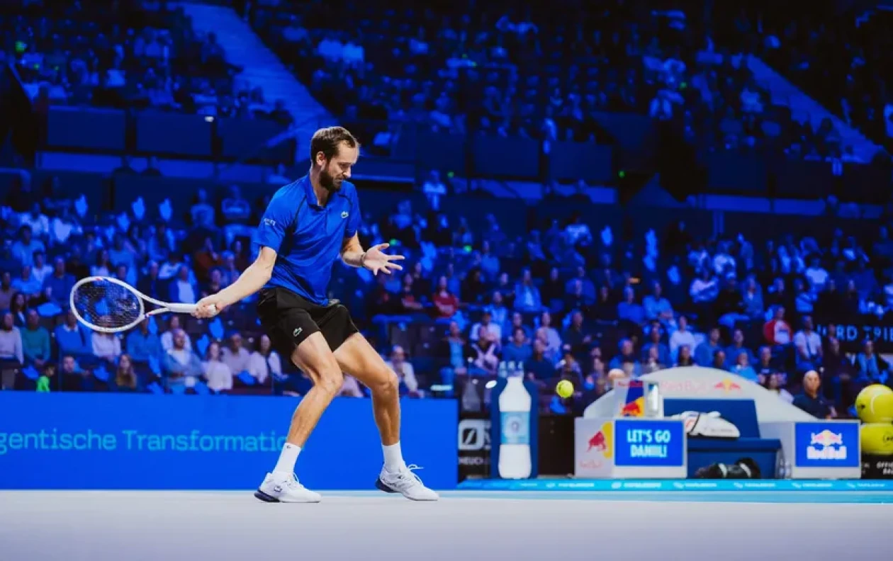 Даниил Медведев - после ударов руками о корт: ATP нравится, когда люди немного делают себе больно