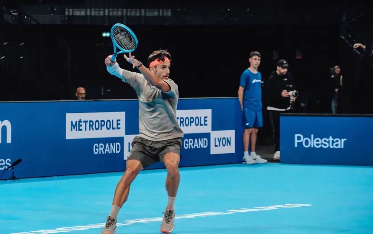 Лион (ATP 250). Лоренцо Музетти отыграл четыре матчбола у Флавио Коболли и вышел в финал