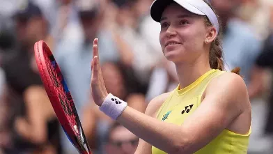 Елена Рыбакина получила кубок первой ракетки мира