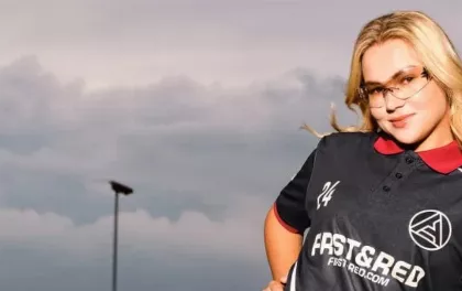 Диана Шнайдер нанесла символический первый удар по мячу перед футбольным матчем "Акрона" и "Сочи"