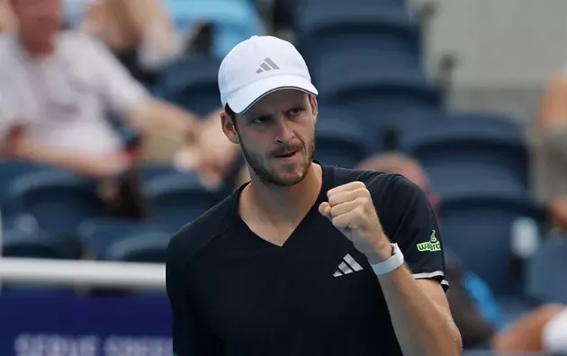 Чэнду (ATP). Хуберт Хуркач одолел Дениса Шаповалова и впервые в сезоне вышел в финал
