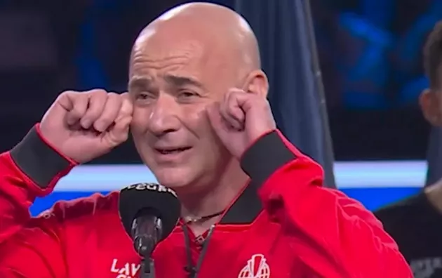 Андре Агасси пошутил над Зверевым на церемонии награждения Кубка Лэйвера