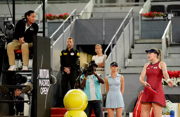 "Вы серьёзно?!" Елена Рыбакина поспорила с судьёй во время матча с Чжэн Циньвэнь