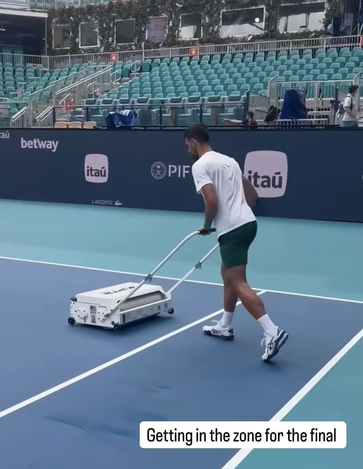 Новак Джокович сушит корт 1