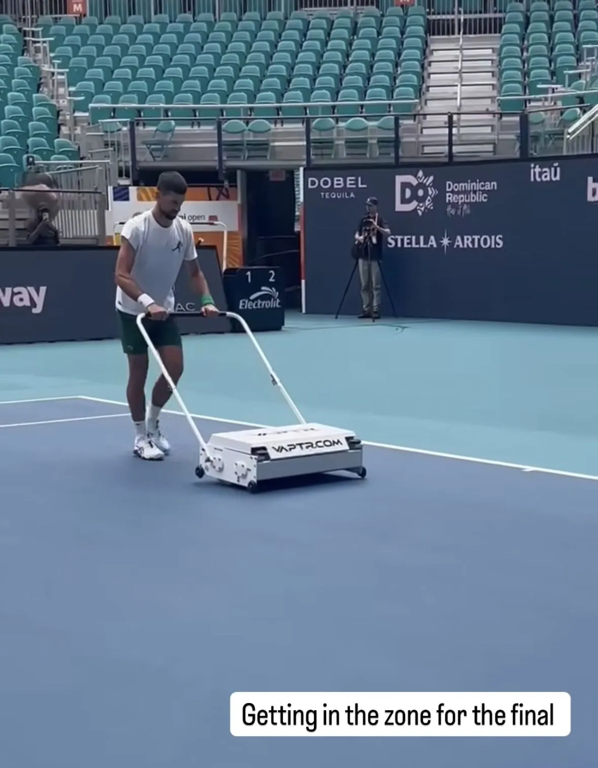 Новак Джокович сушит корт 2