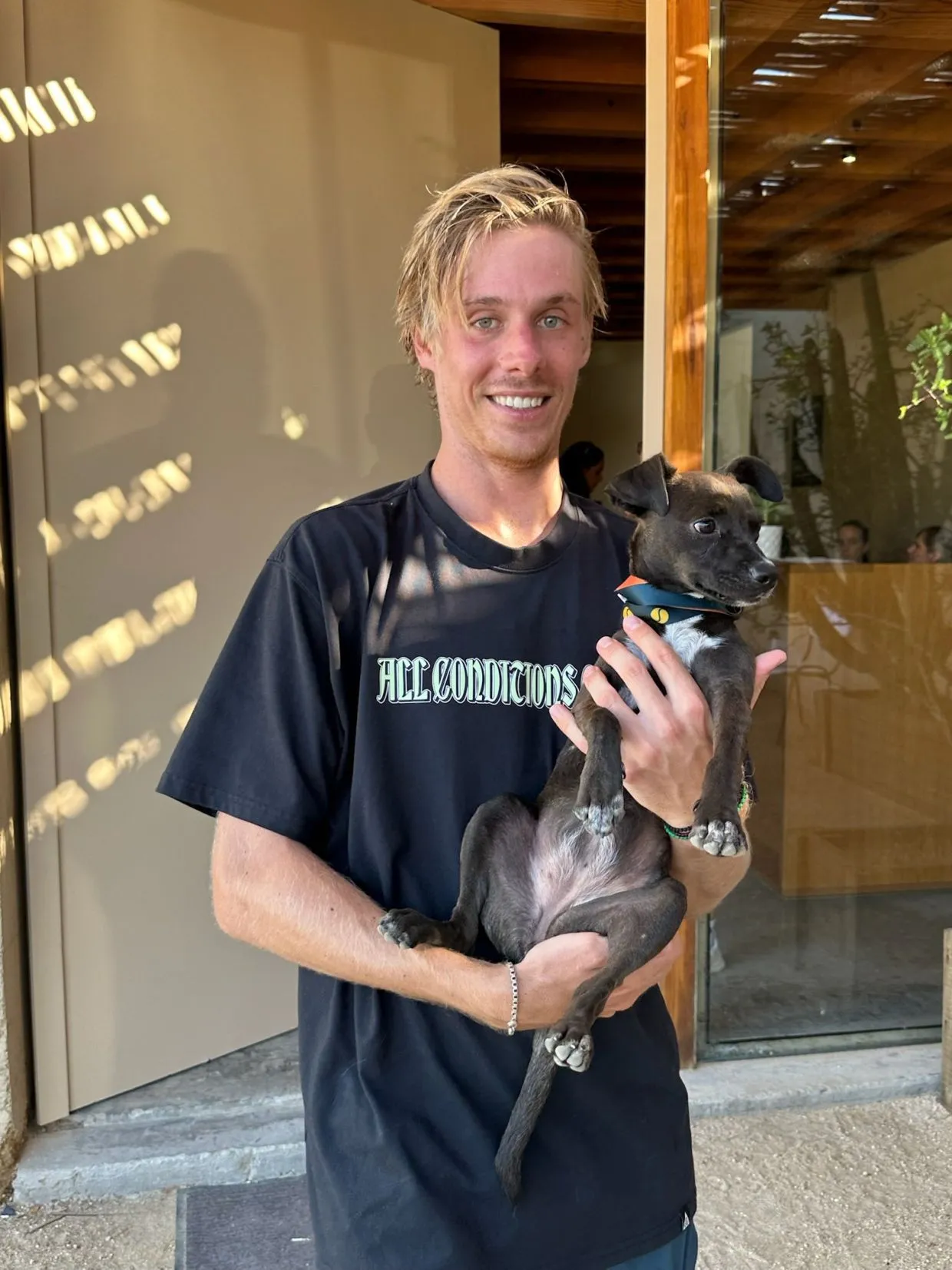 Денис Шаповалов с собакой, спасенной на турнире в Лос-Кабосе